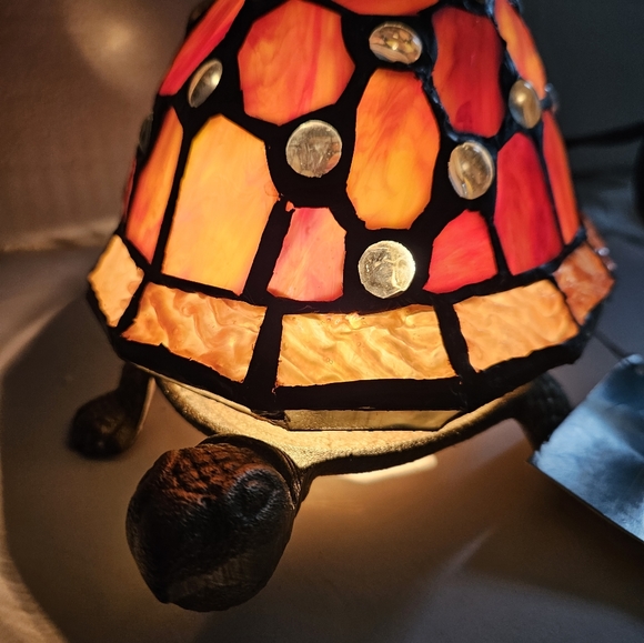 Dale Tiffany Spice Turtle Stained Glass Lamp - Picture 5 of 14